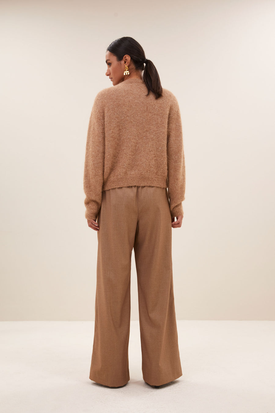 benji melange pants - camel melee, elastieken band, losvallende pasvorm, geplooide details - by-bar - vooraanzicht