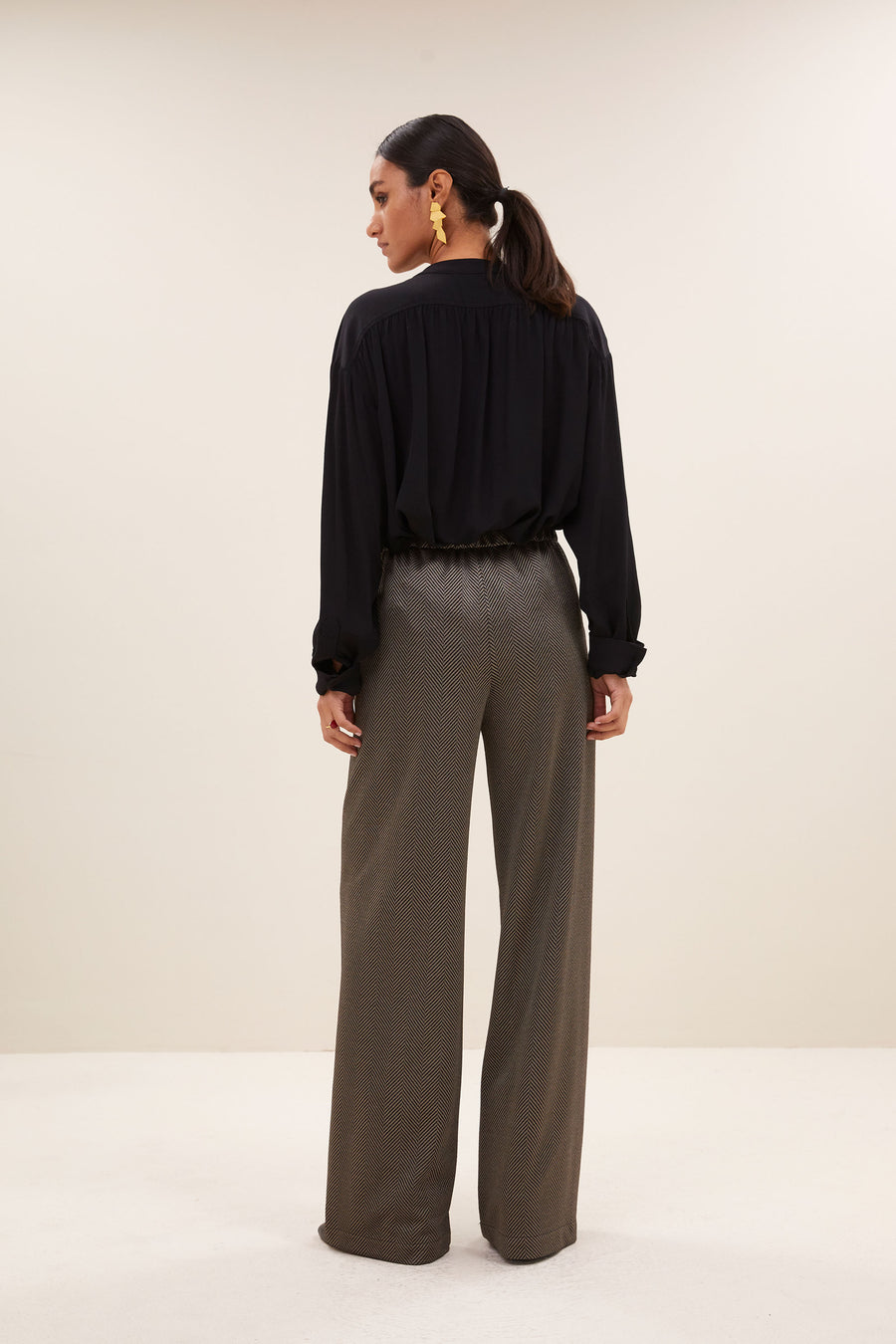 lissa herringbone pants - biscuit, elastieken band, hoge taille, losvallende pasvorm - by-bar - aanvullende foto