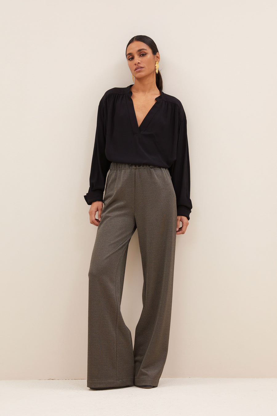 lissa herringbone pants - biscuit, elastieken band, hoge taille, losvallende pasvorm - by-bar - sfeerbeeld