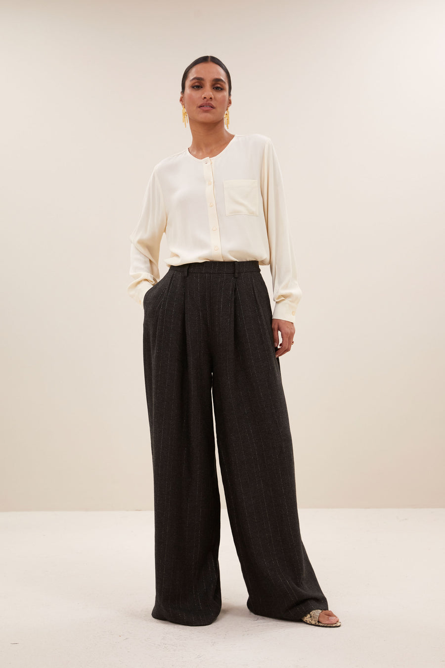 sef-grey-pants-grey-lurex-elastieken band-losvallende pasvorm-subtiel geweven lurex draad-by-bar-vooraanzicht