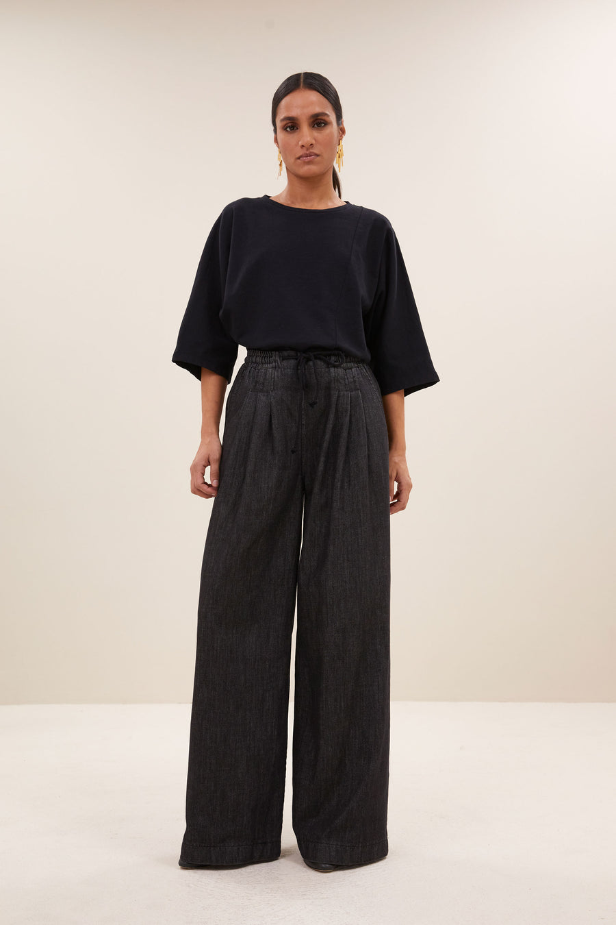 jaxx pants - jet black, elastieken band, losvallende pasvorm, geplooide details - by-bar - aanvullende foto
