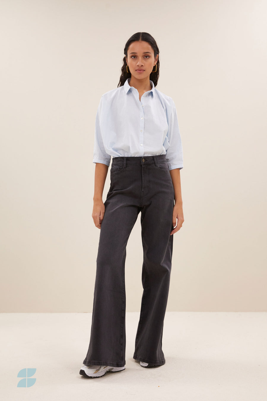 femme jb pants - jet black, all-time classic, wijduitlopende pasvorm, biologisch katoen - by-bar - sfeerbeeld