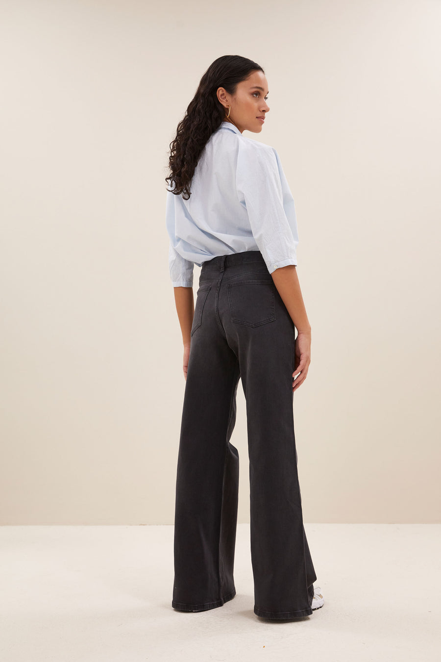 femme jb pants - jet black, all-time classic, wijduitlopende pasvorm, biologisch katoen - by-bar - achteraanzicht