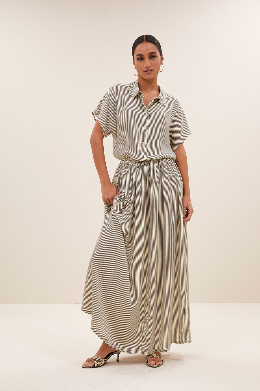 reva-viscose-stripe-skirt-graphite-stripe-print-losvallende pasvorm-maxi rok-viscose kwaliteit-by-bar-vooraanzicht