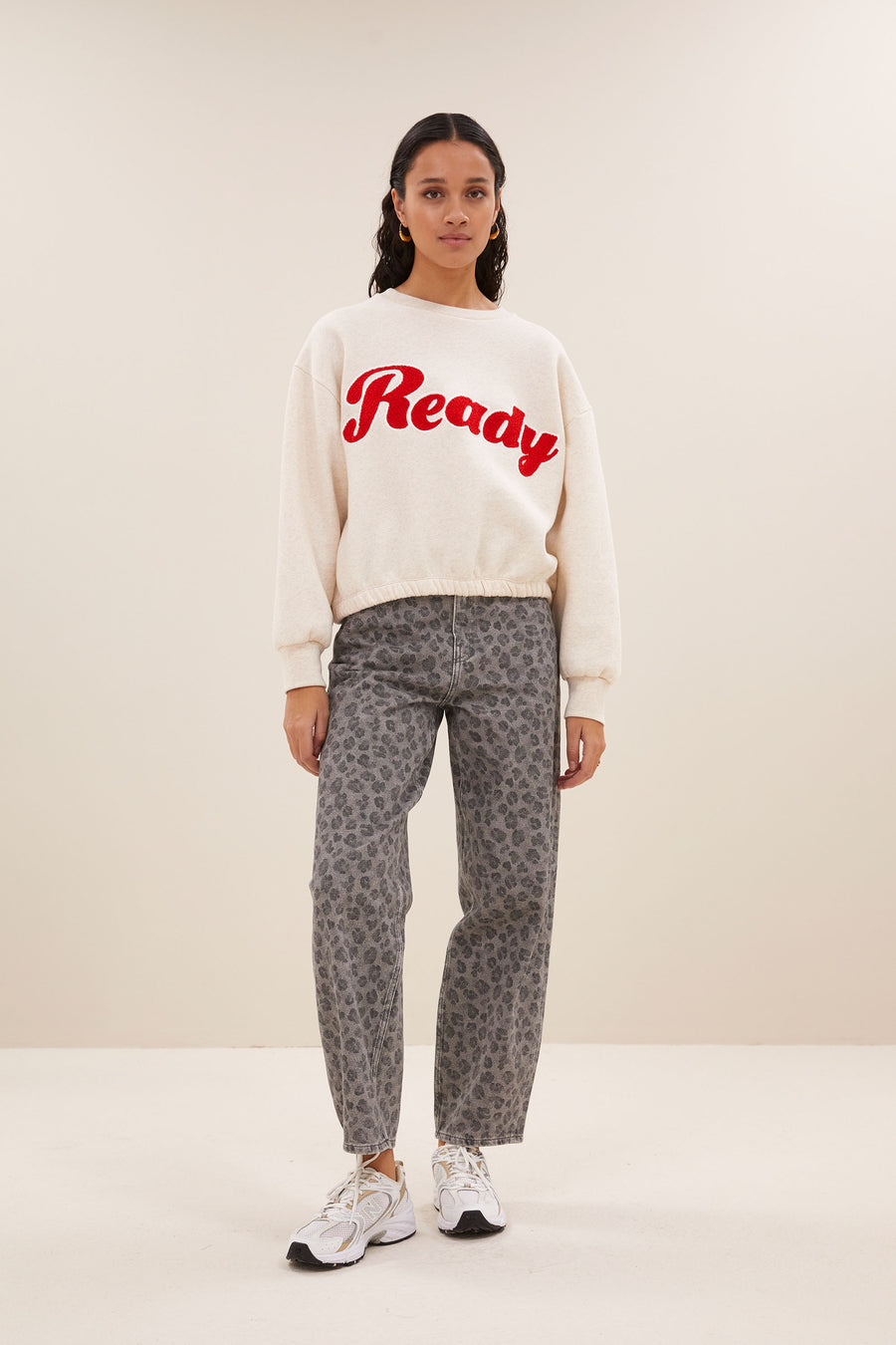 bodil ready sweater - oyster melee, verlaagde schoudernaden, elastieken band, statement print - by-bar - productfoto