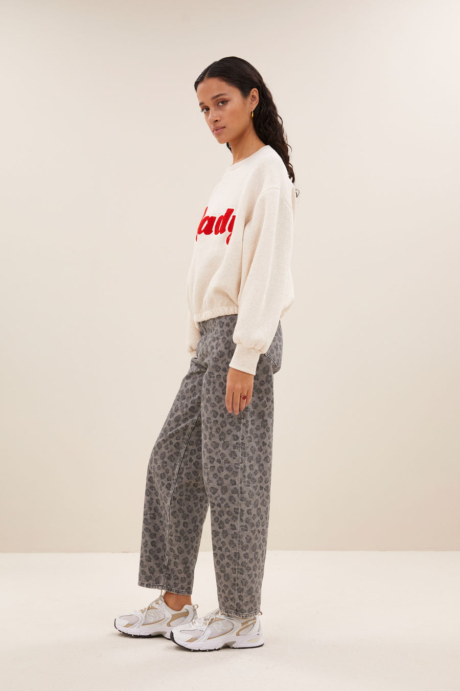 bodil ready sweater - oyster melee, verlaagde schoudernaden, elastieken band, statement print - by-bar - zijaanzicht