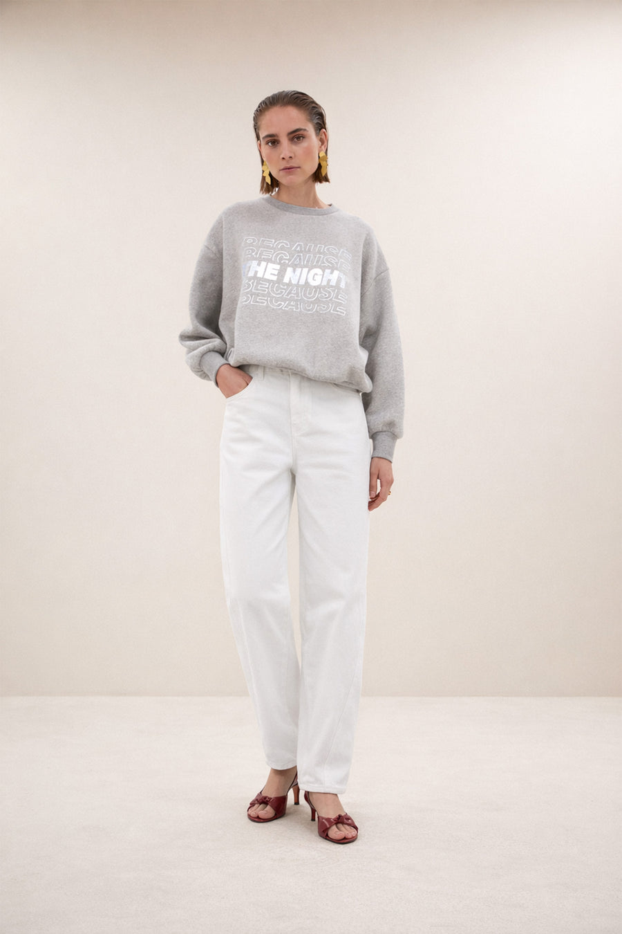 bibi-nights-melee-sweater-grey-melee-verlaagde schoudernaden-ribgebreide randen-statement print-by-bar-vooraanzicht