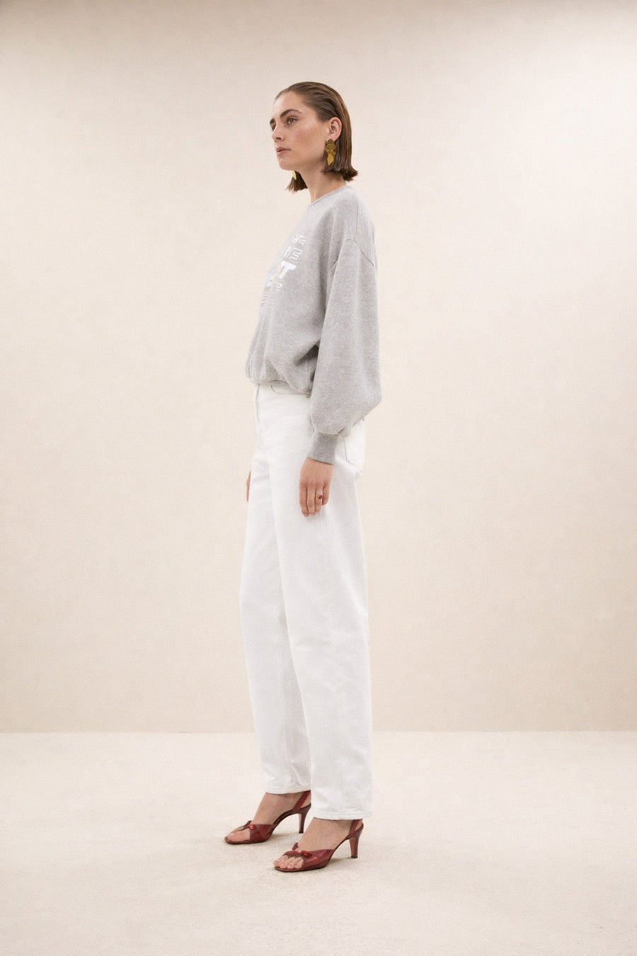 bibi-nights-melee-sweater-grey-melee-verlaagde schoudernaden-ribgebreide randen-statement print-by-bar-zijaanzicht