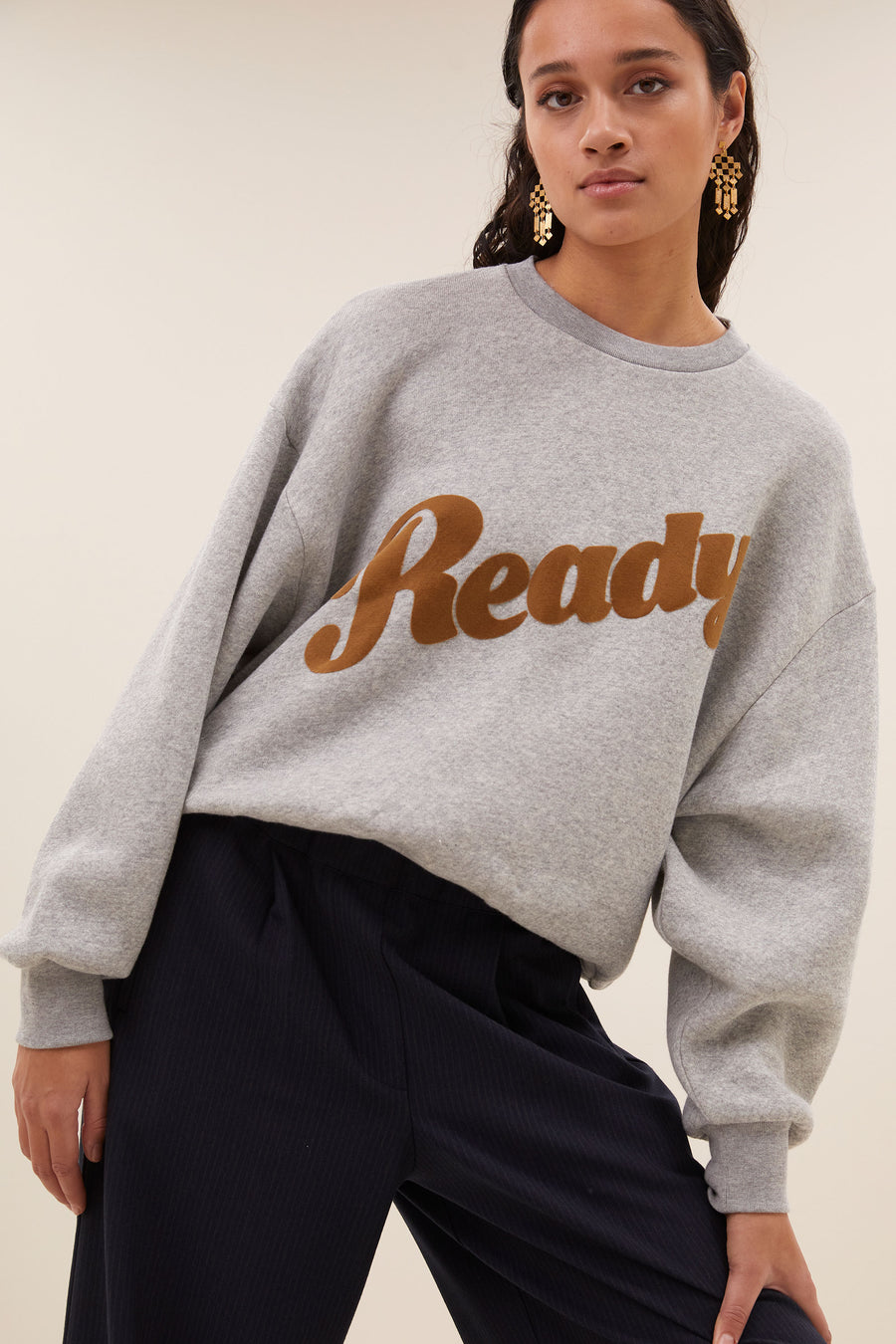 bibi ready sweater - grey melee, katoen kwaliteit, verlaagde schoudernaden, statement print - by-bar - sfeerbeeld