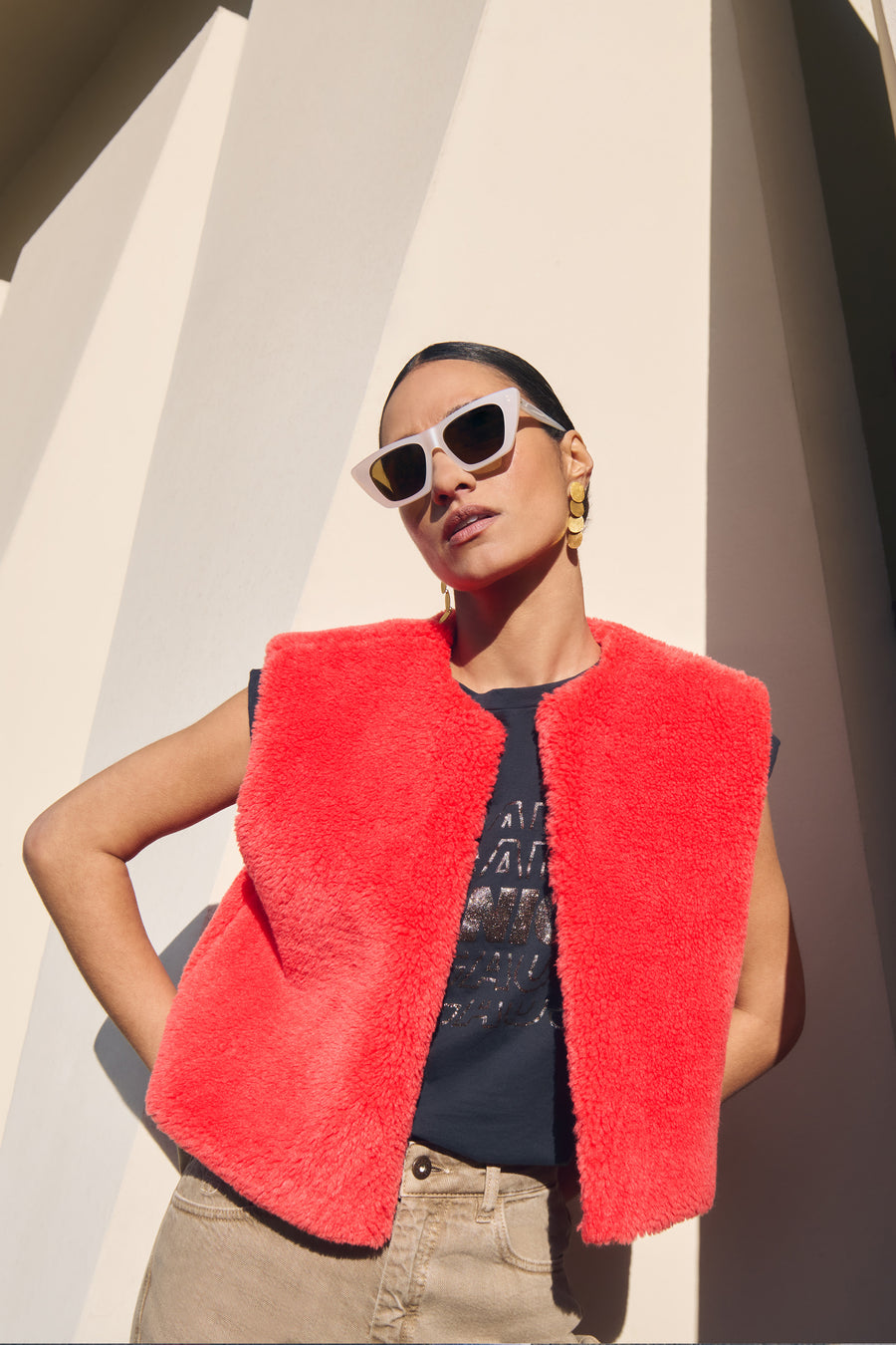 wolly-red-gilet-poppy-red-aansluitende fit-binnenvoering-gerecycled polyester-by-bar-sfeerbeeld