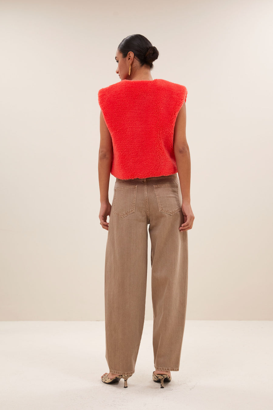 wolly-red-gilet-poppy-red-aansluitende fit-binnenvoering-gerecycled polyester-by-bar-achteraanzicht
