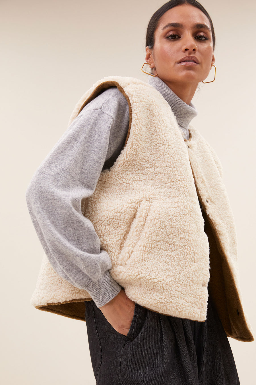 joelle wool jacket - camel, comfortabele draagervaring, losvallende pasvorm, draagbaar aan beide zijden - by-bar - vooraanzicht