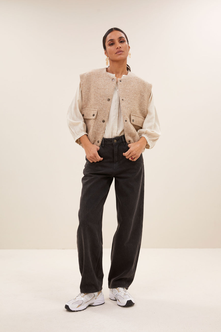 maggie sleeveless jacket - dark sand, elastieken band, binnenvoering, wolblend - by-bar - sfeerbeeld