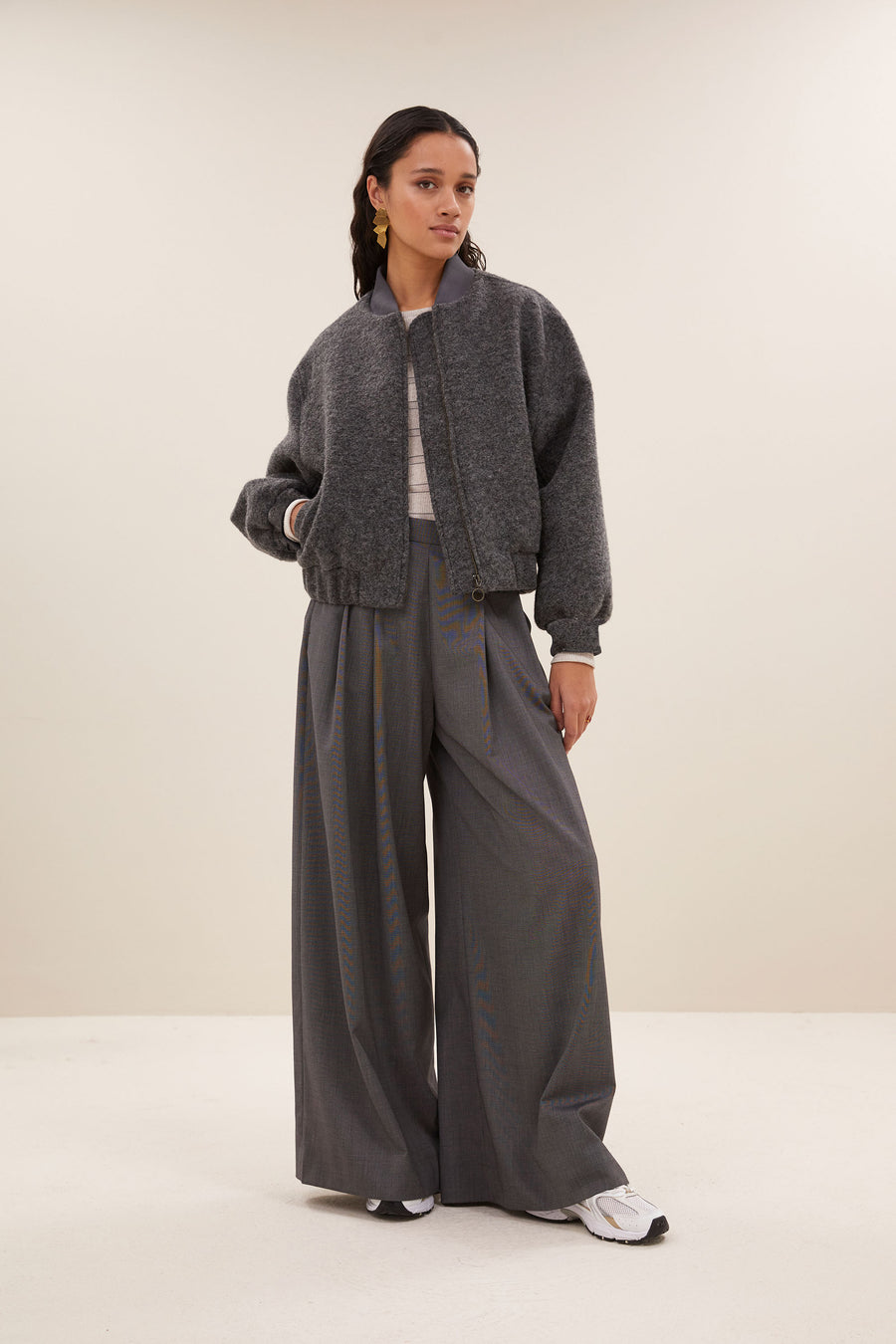 aleksi jacket - dark grey, verborgen steekzakken, ribgebreide randen, ritssluiting - by-bar - vooraanzicht