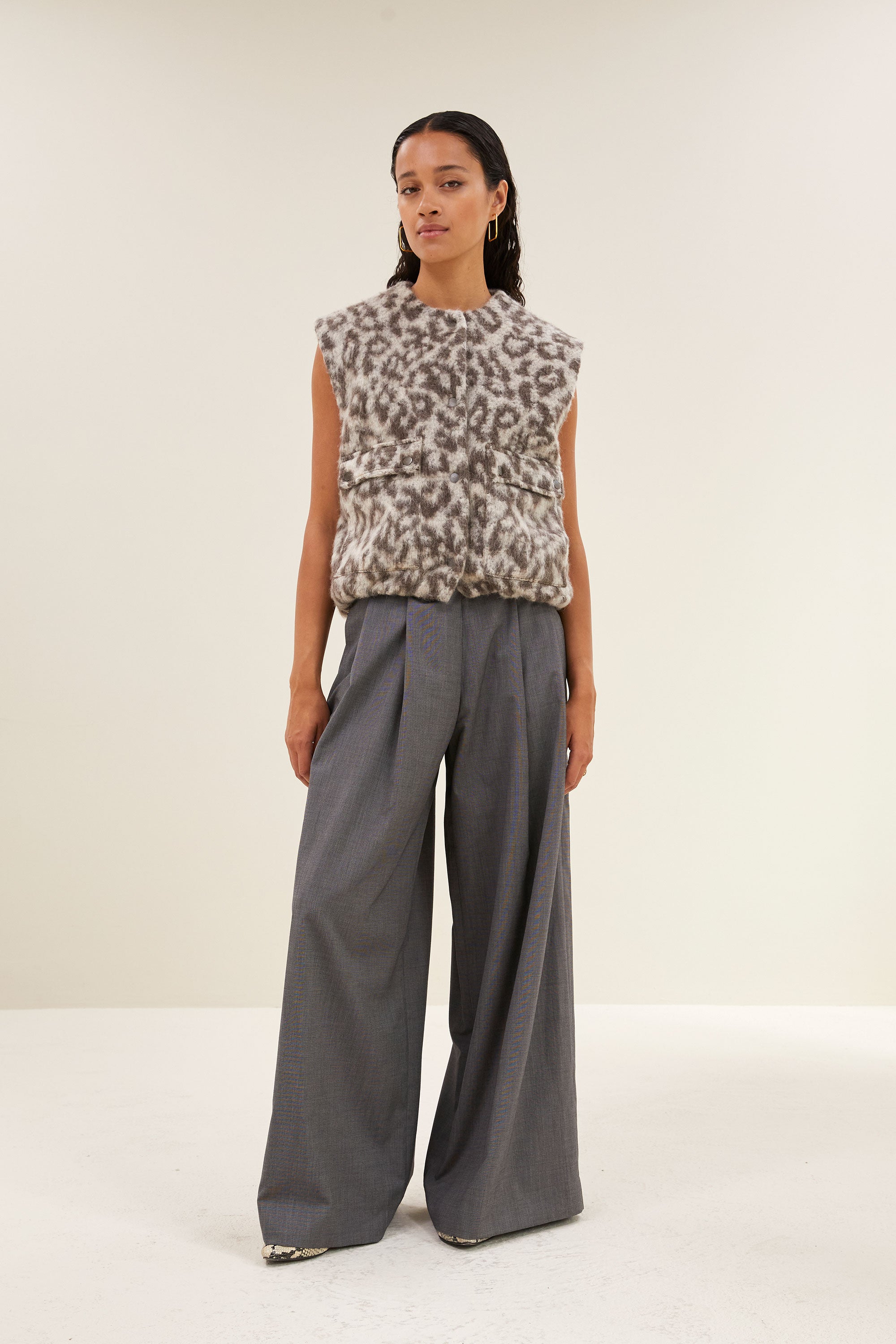 maggie sleeveless leo jacket | leopard print