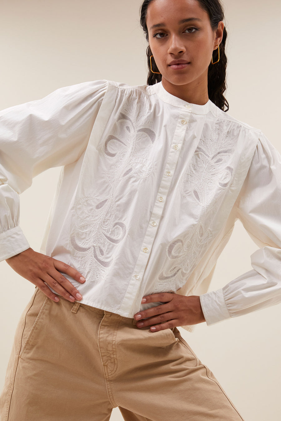 soof-embroidery-blouse-cloud-white-korte fit-knoopsluiting-geplooide details-by-bar-detail