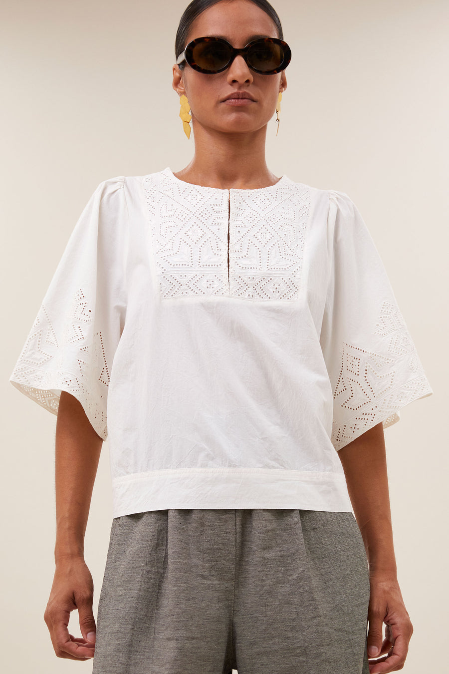 blouse-olivia-embroidery-blouse-cloud-white-by-bar-sfeerbeeld