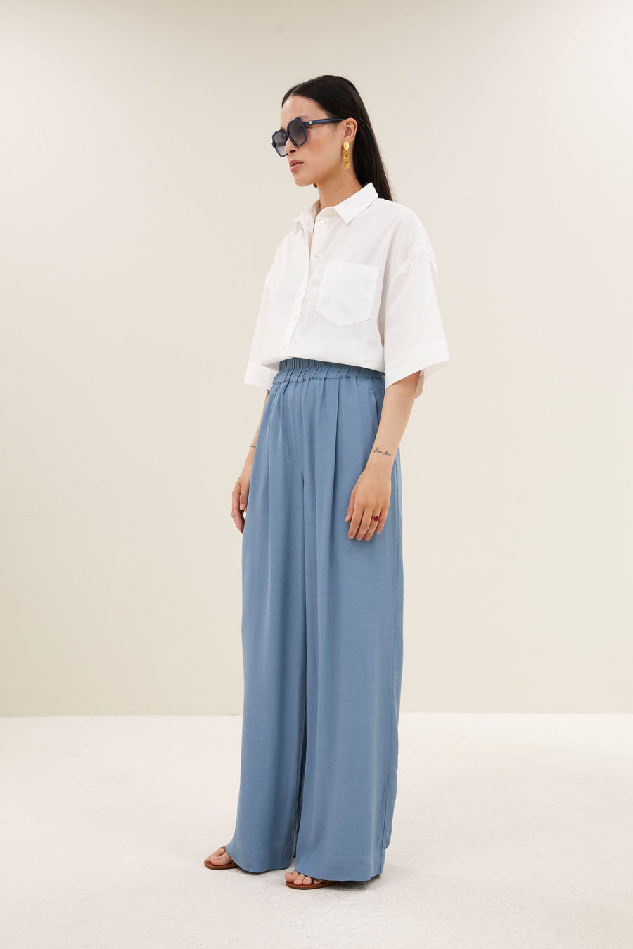 pilar-poplin-blouse-white-knoopsluiting-casual fit-normale pasvorm-by-bar-zijaanzicht