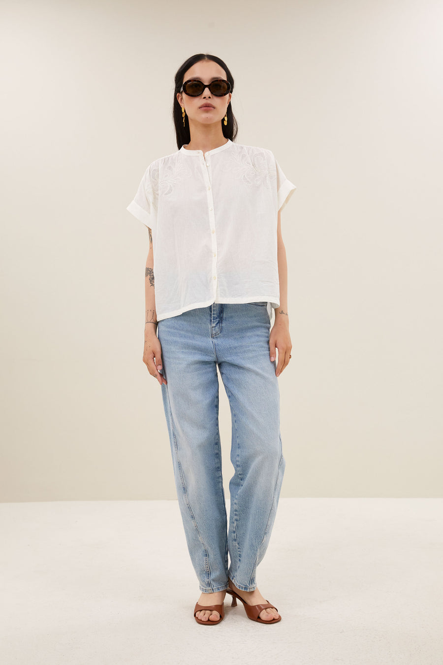ally-blouse-off-white-knoopsluiting-losvallende pasvorm-ronde halslijn-by-bar-vooraanzicht