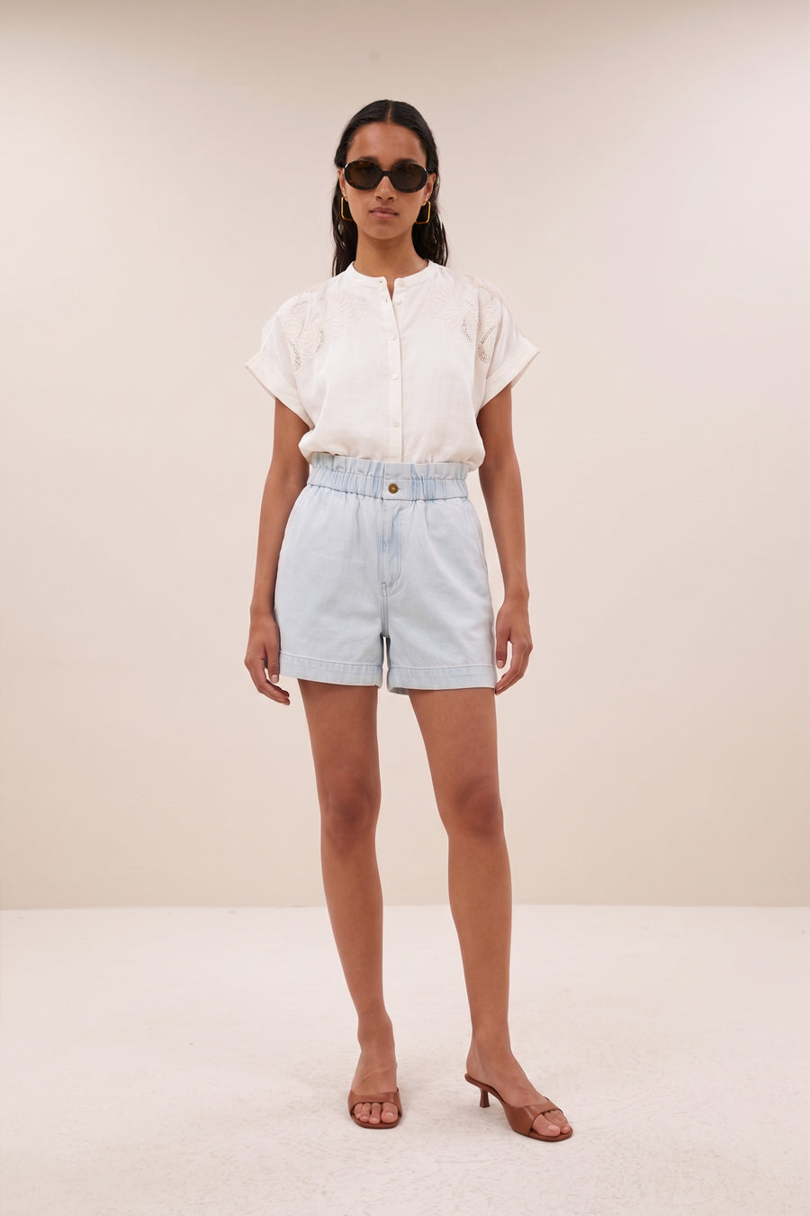 leon-bleached-denim-short-bleached-denim-hoge taille-losvallende pasvorm-rits- en knoopsluiting-by-bar-sfeerbeeld