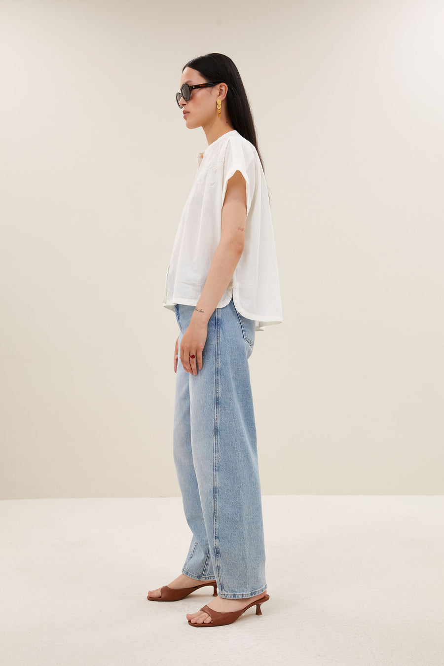 ally-blouse-off-white-knoopsluiting-losvallende pasvorm-ronde halslijn-by-bar-zijaanzicht