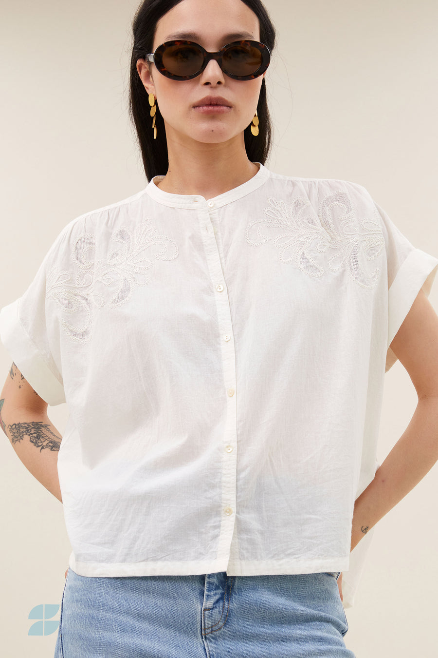 ally-blouse-off-white-knoopsluiting-losvallende pasvorm-ronde halslijn-by-bar-detail