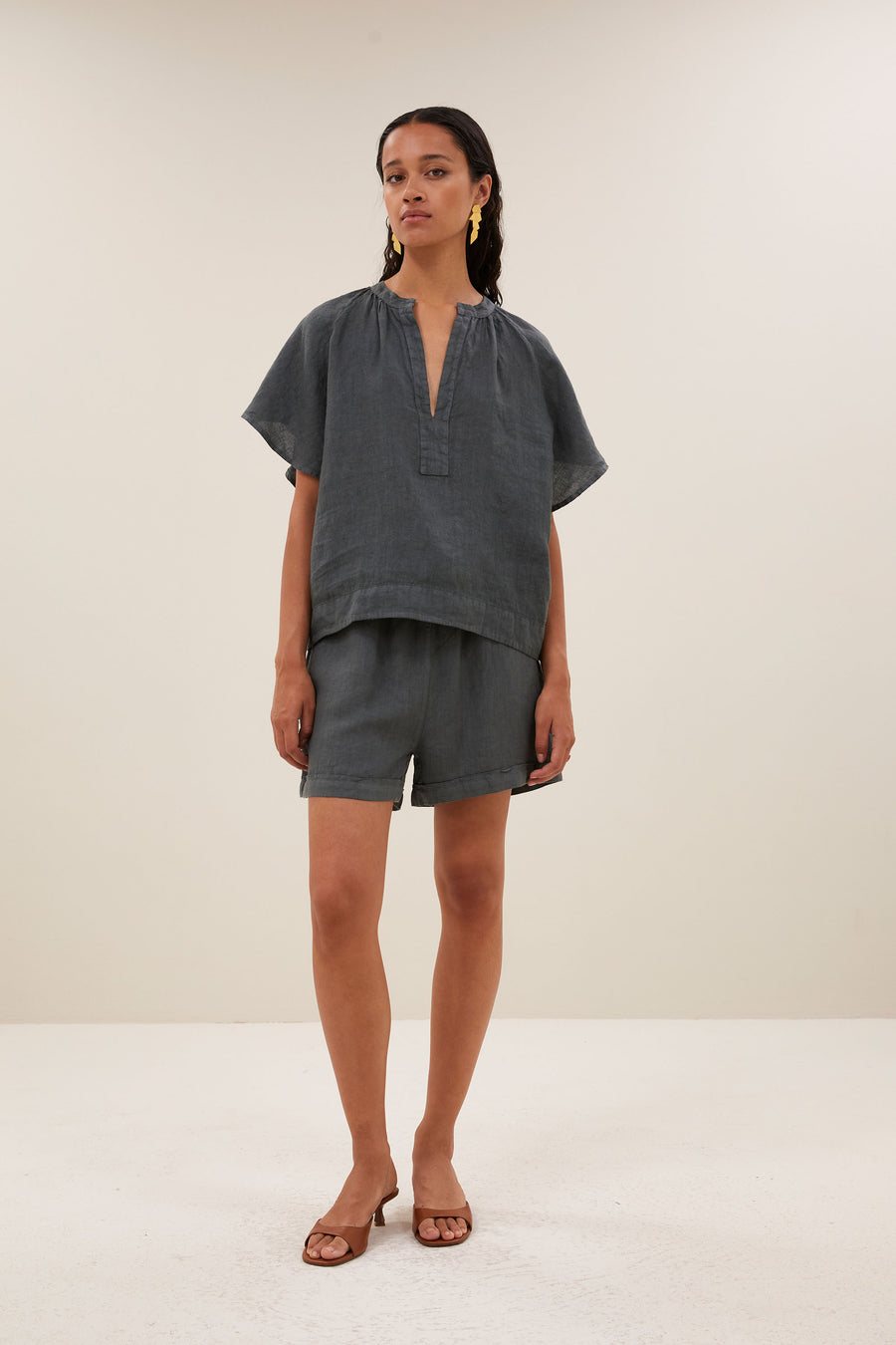 vina-linen-blouse-charcoal-kleine kapmouw-draagbaar als set-v-halslijn-by-bar-aanvullende-foto