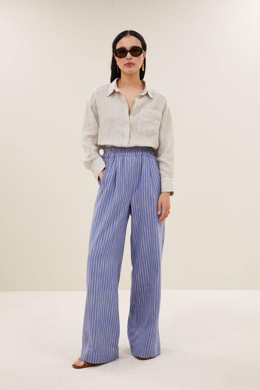 nima-linen-blouse-chalk-knoopsluiting-casual fit-normale pasvorm-by-bar-vooraanzicht