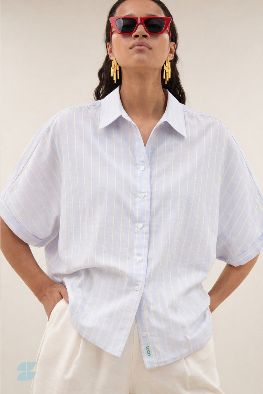 sunny-stripe-blouse-sintra-blue-stripe-knoopsluiting-casual fit-losvallende pasvorm-by-bar-sfeerbeeld