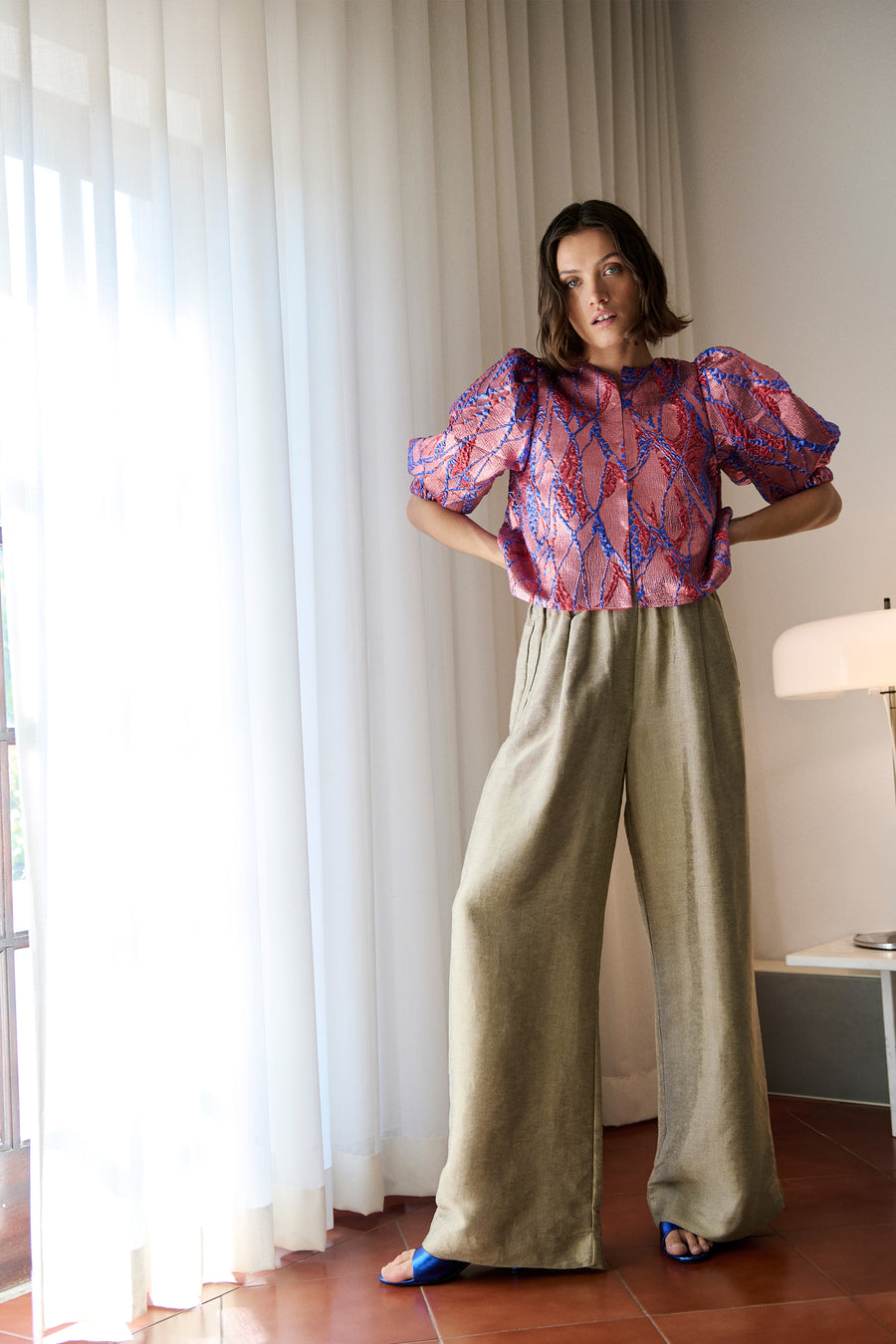 mauri-jacquard-blouse-coral-korte fit-verborgen haak-en-oogsluiting-pofmouwen-by-bar-sfeerbeeld