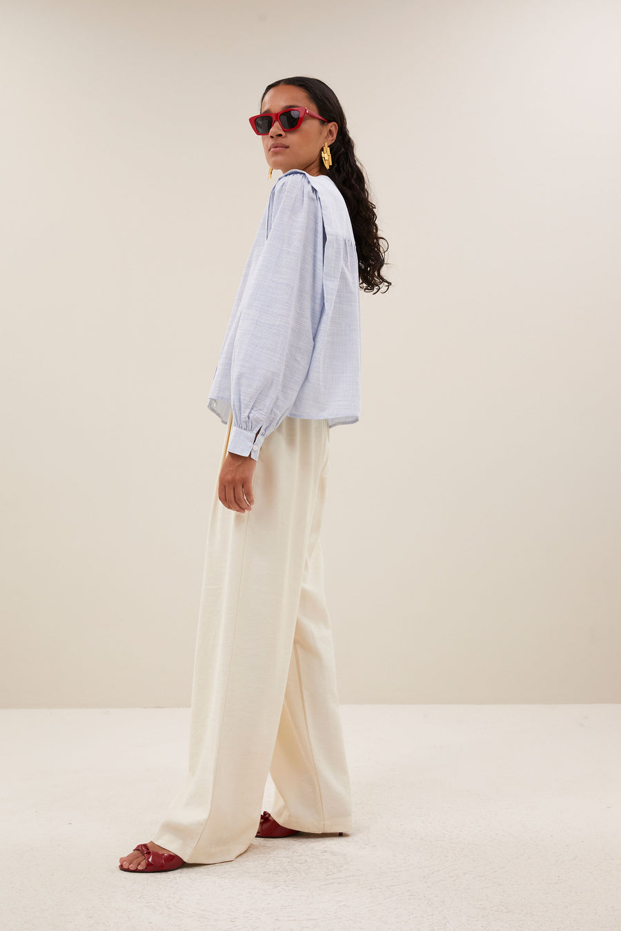 soof-slub-stripe-blouse-light-blue-stripe-knoopsluiting-normale pasvorm-ronde halslijn-by-bar-zijaanzicht