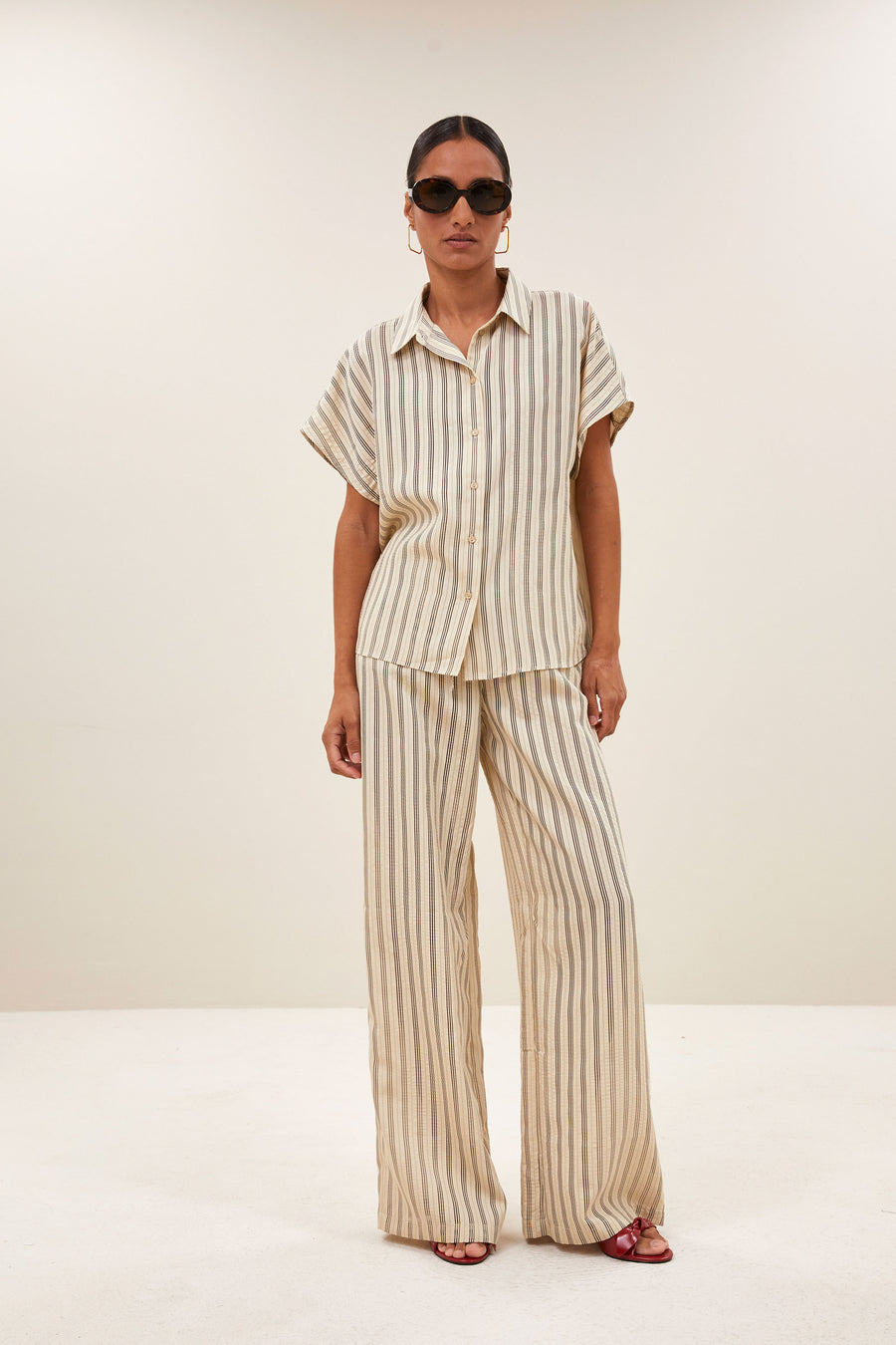 barley-seer-stripe-blouse-jet-black-stripe-knoopsluiting-casual fit-losvallende pasvorm-by-bar-vooraanzicht