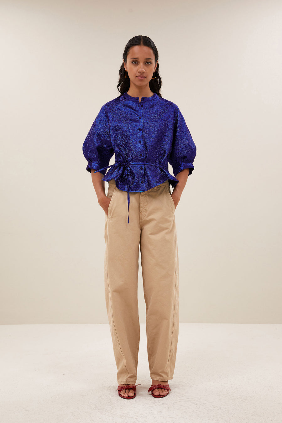 christi-metallic-blouse-azul-blue-met strikceintuur-knoopsluiting-pofmouwen-by-bar-sfeerbeeld