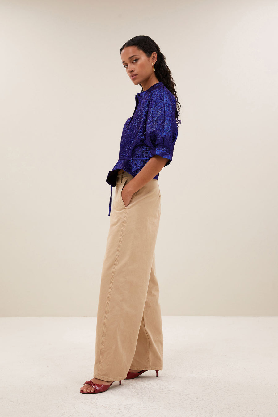 christi-metallic-blouse-azul-blue-met strikceintuur-knoopsluiting-pofmouwen-by-bar-vooraanzicht