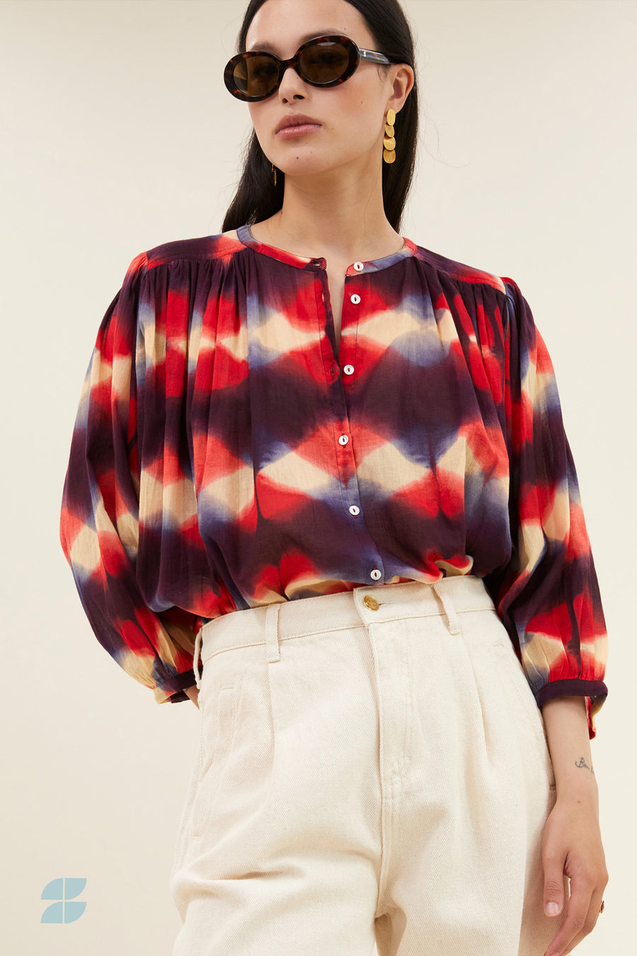 becky-parade-blouse-parade-print-knoopsluiting-losvallende pasvorm-ronde halslijn-by-bar-vooraanzicht