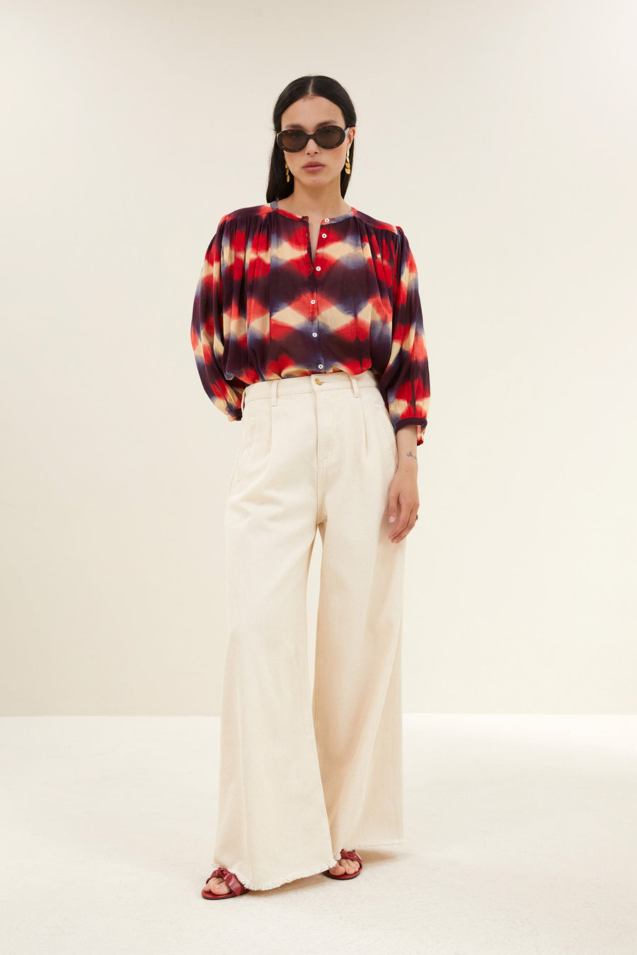 becky-parade-blouse-parade-print-knoopsluiting-losvallende pasvorm-ronde halslijn-by-bar-vooraanzicht