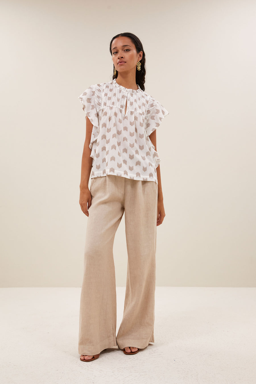 danee-oase-blouse-oase-ikat-katoen kwaliteit-kleine kapmouw-v-halslijn-by-bar-vooraanzicht