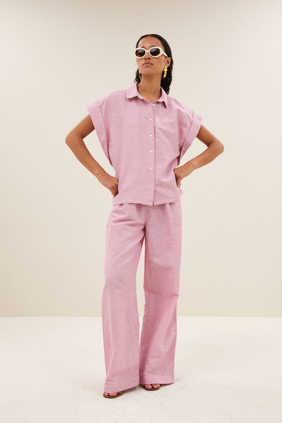 pixie-linen-blouse-dusty-pink-knoopsluiting-kleine kapmouw-draagbaar als set-by-bar-vooraanzicht
