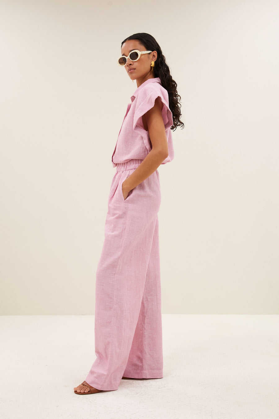 pixie-linen-blouse-dusty-pink-knoopsluiting-kleine kapmouw-draagbaar als set-by-bar-zijaanzicht
