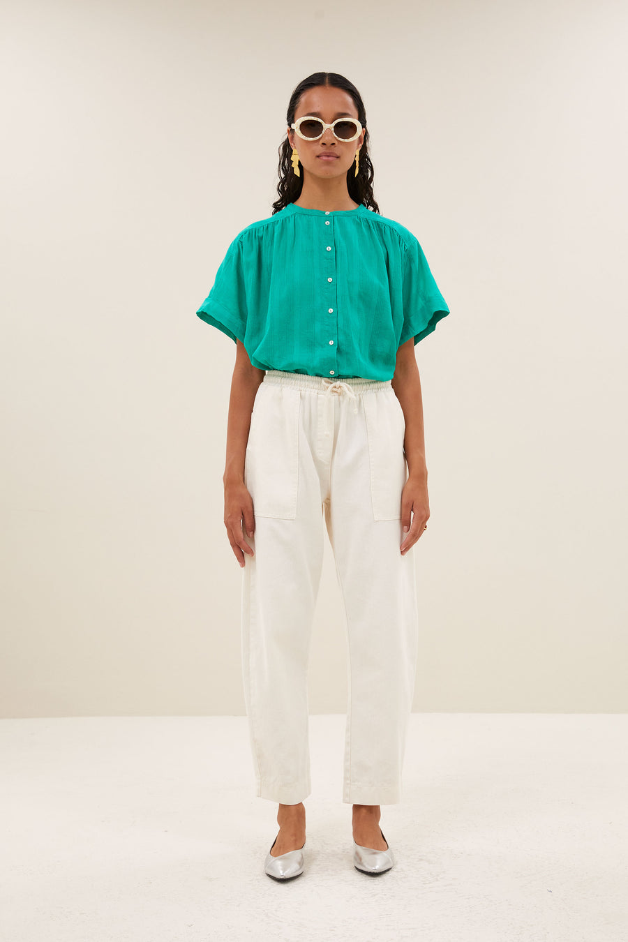 alex-dobby-blouse-lucky-green-knoopsluiting-biologisch katoen-kleine kapmouw-by-bar-vooraanzicht