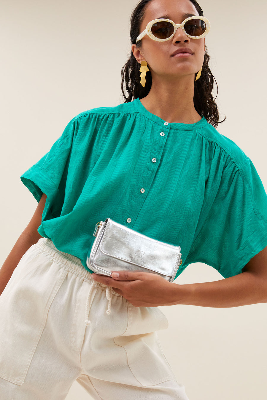 alex-dobby-blouse-lucky-green-knoopsluiting-biologisch katoen-kleine kapmouw-by-bar-detail