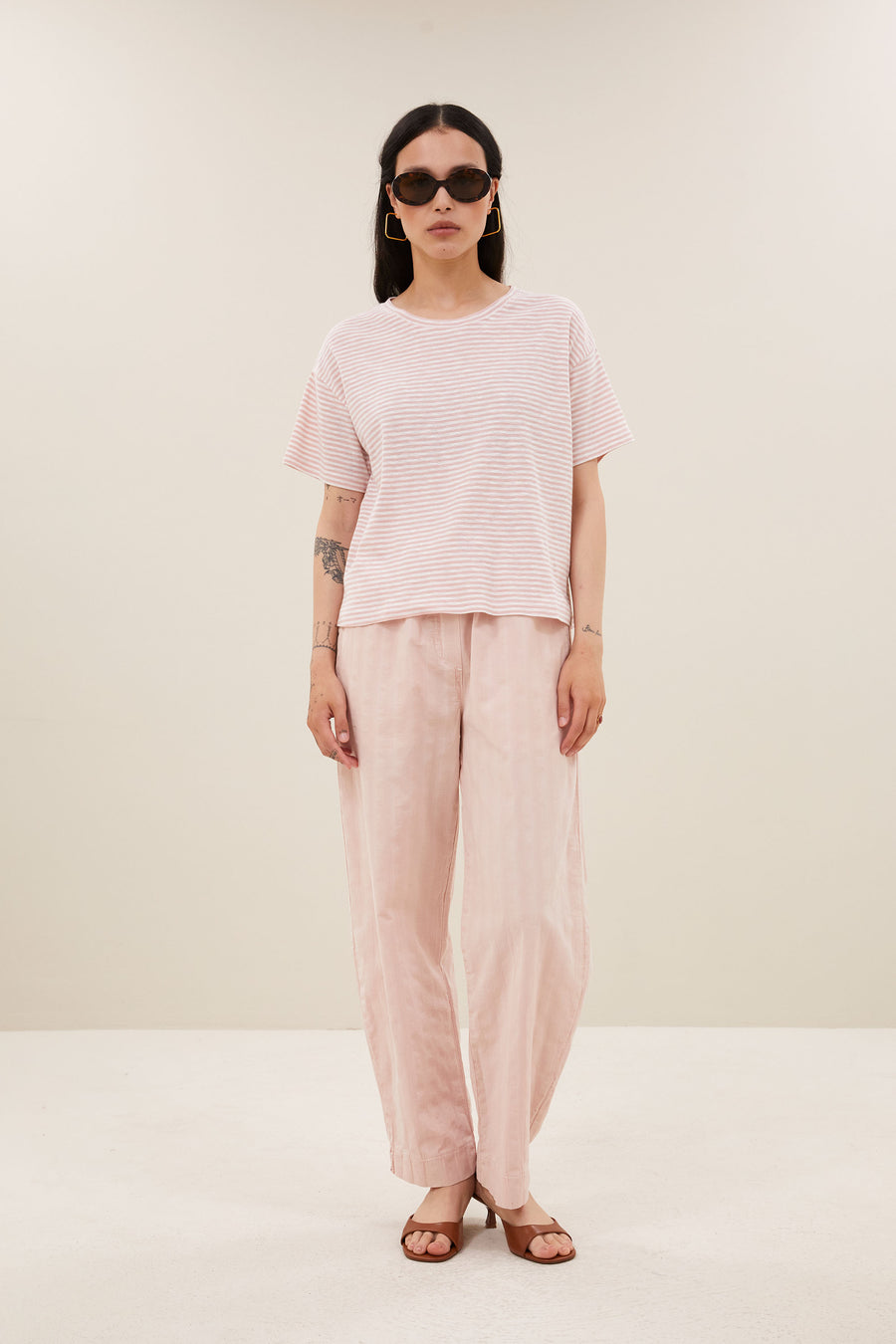 mace-flame-stripe-top-light-rose-stripe-casual fit-normale pasvorm-ronde halslijn-by-bar-vooraanzicht