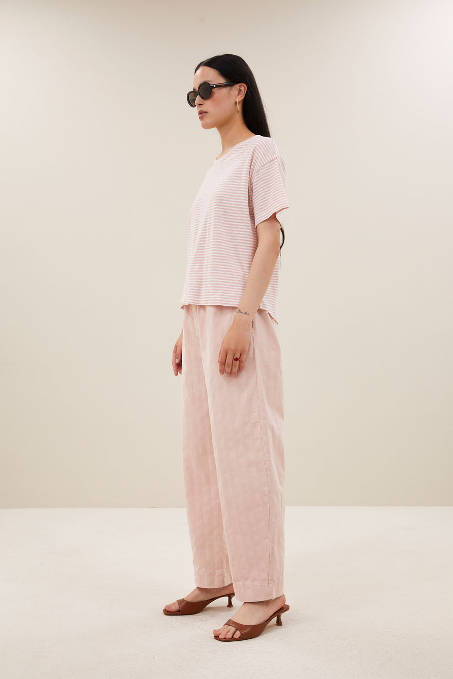 mace-flame-stripe-top-light-rose-stripe-casual fit-normale pasvorm-ronde halslijn-by-bar-zijaanzicht