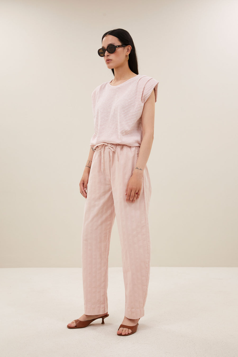 nilou-flame-stripe-top-light-rose-stripe-casual fit-normale pasvorm-ronde halslijn-by-bar-zijaanzicht