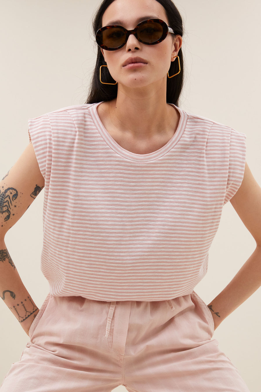 nilou-flame-stripe-top-light-rose-stripe-casual fit-normale pasvorm-ronde halslijn-by-bar-detail