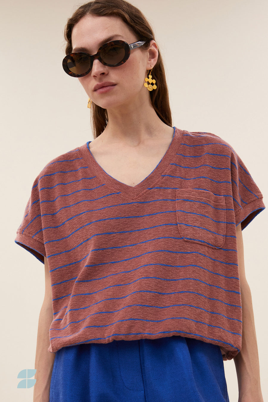 tyler-slub-stripe-top-withered-rose-stripe-casual fit-normale pasvorm-v-halslijn-by-bar-sfeerbeeld