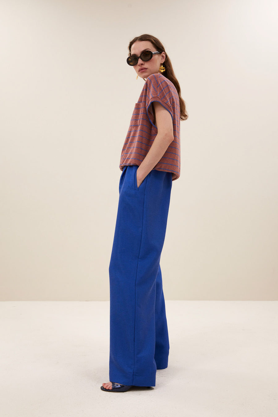 tyler-slub-stripe-top-withered-rose-stripe-casual fit-normale pasvorm-v-halslijn-by-bar-zijaanzicht