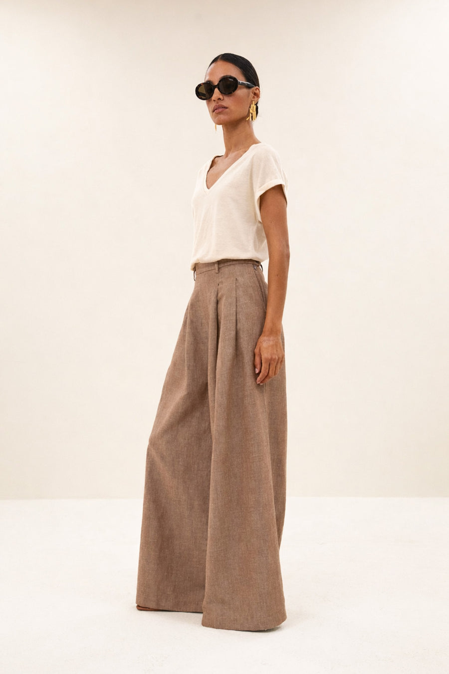 momi-linen-top-oyster-casual fit-normale pasvorm-v-halslijn-by-bar-zijaanzicht