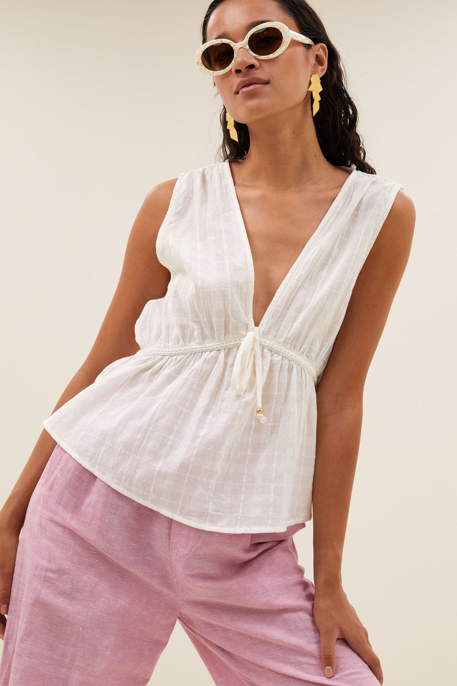 meryl-dobby-top-cloud-white-met strikceintuur-korte fit-v-halslijn-by-bar-detail