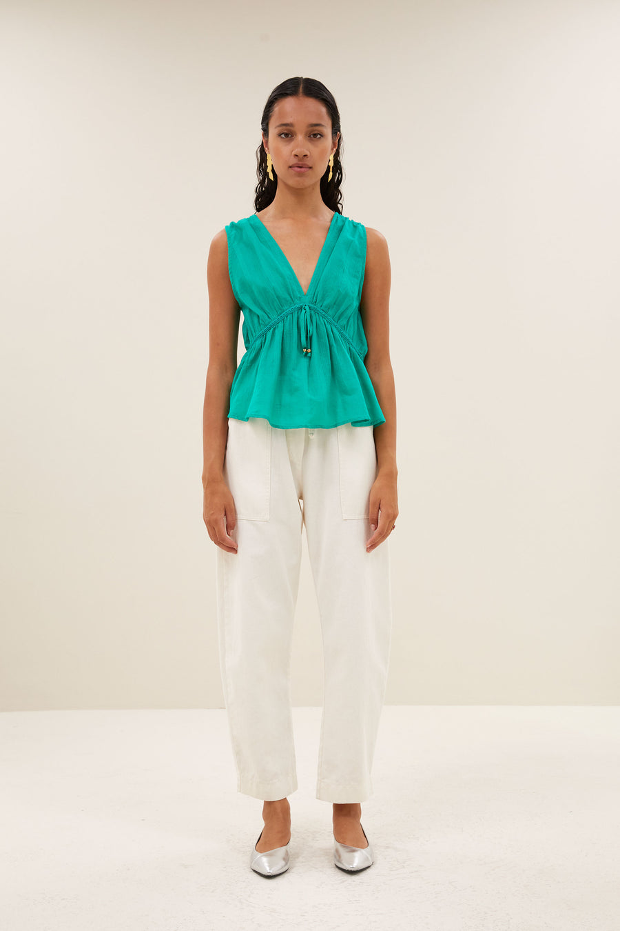 meryl-dobby-top-lucky-green-met strikceintuur-korte fit-v-halslijn-by-bar-vooraanzicht